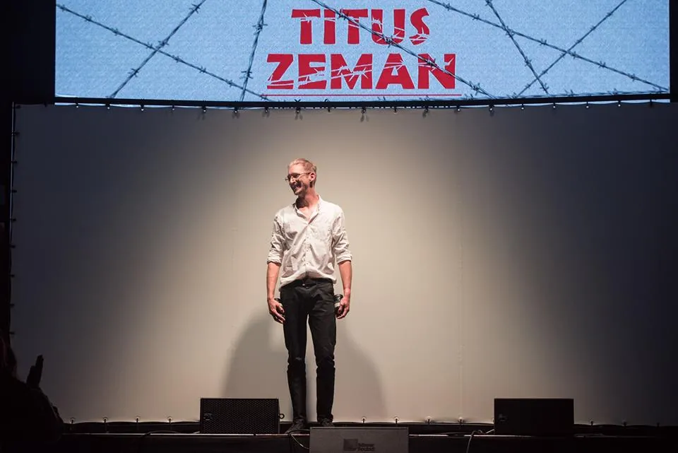 David Reichelt na jevišti po live performance s projekcí