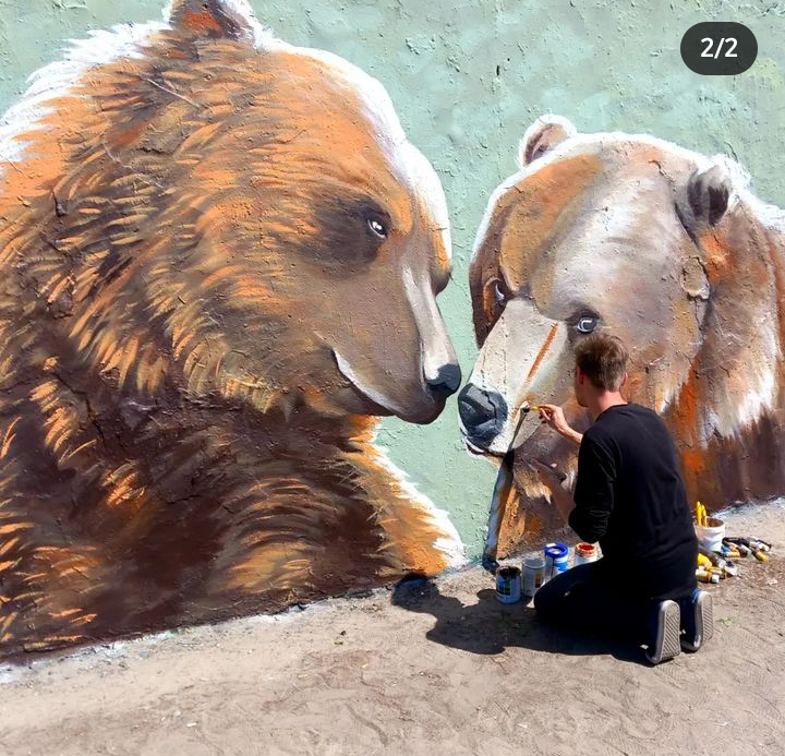 David Reichelt při tvorbě street art muralu s medvědy